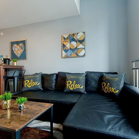 The Penthouse Gathering - Town Centre - Sleeps Up To 16 렉섬 외부 사진