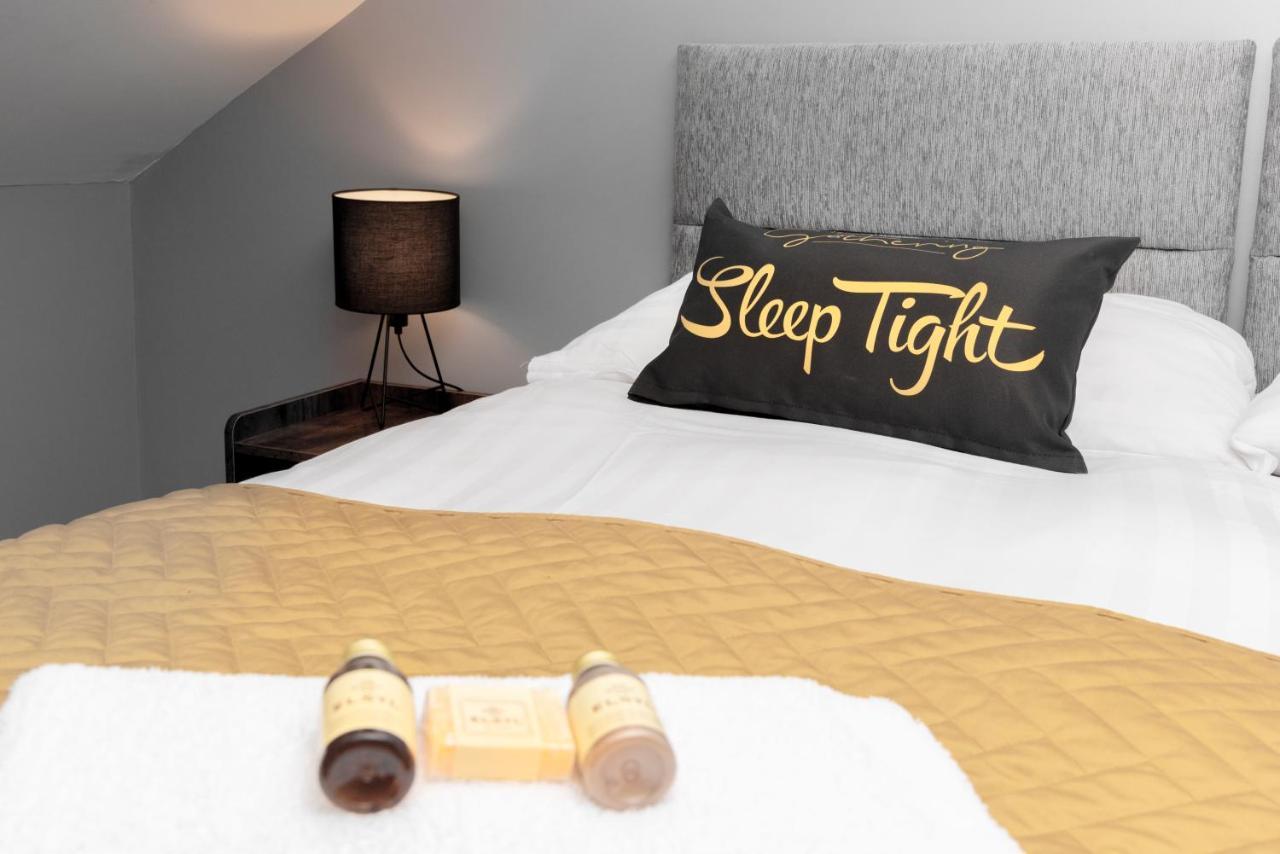 The Penthouse Gathering - Town Centre - Sleeps Up To 16 렉섬 외부 사진