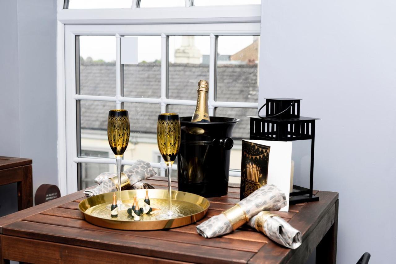 The Penthouse Gathering - Town Centre - Sleeps Up To 16 렉섬 외부 사진