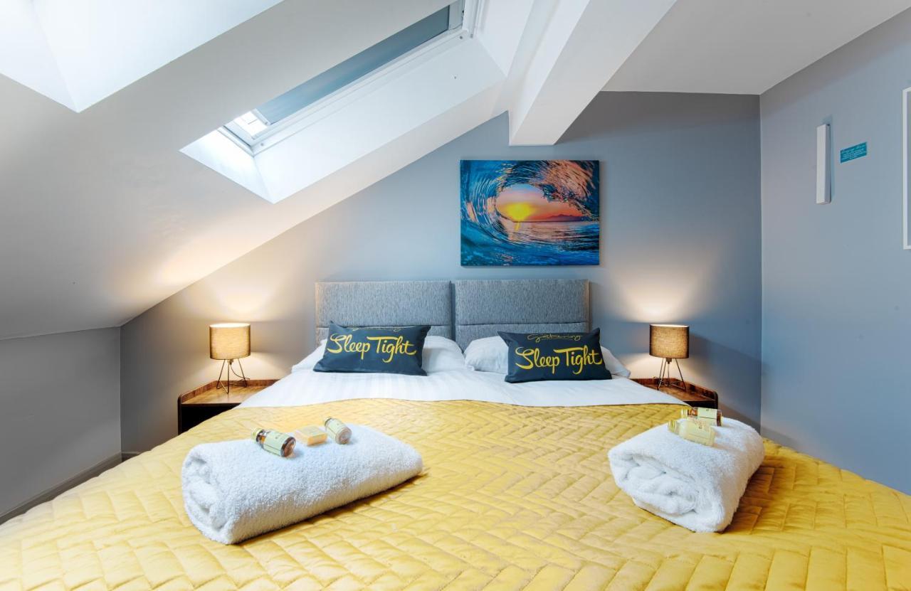 The Penthouse Gathering - Town Centre - Sleeps Up To 16 렉섬 외부 사진