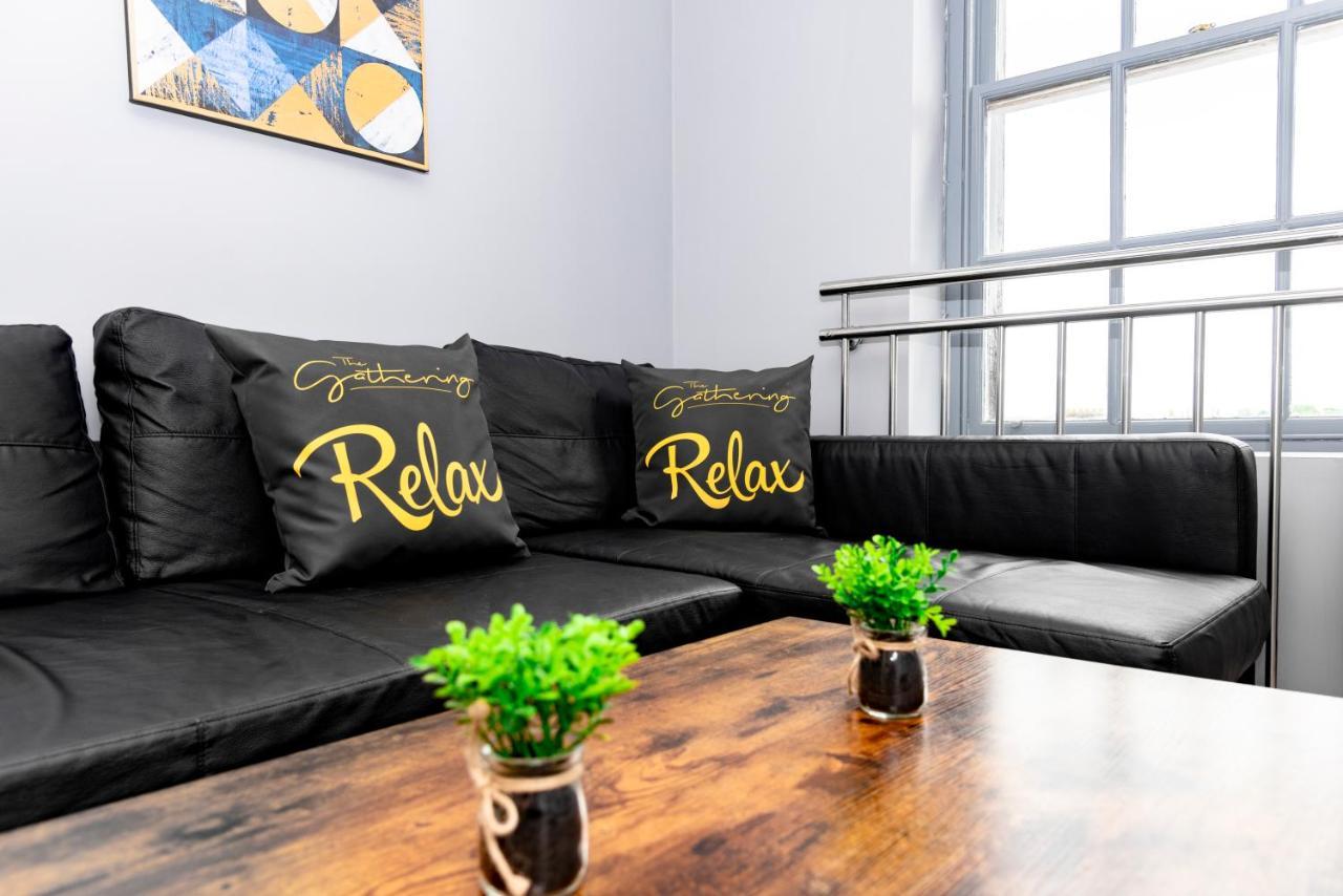 The Penthouse Gathering - Town Centre - Sleeps Up To 16 렉섬 외부 사진