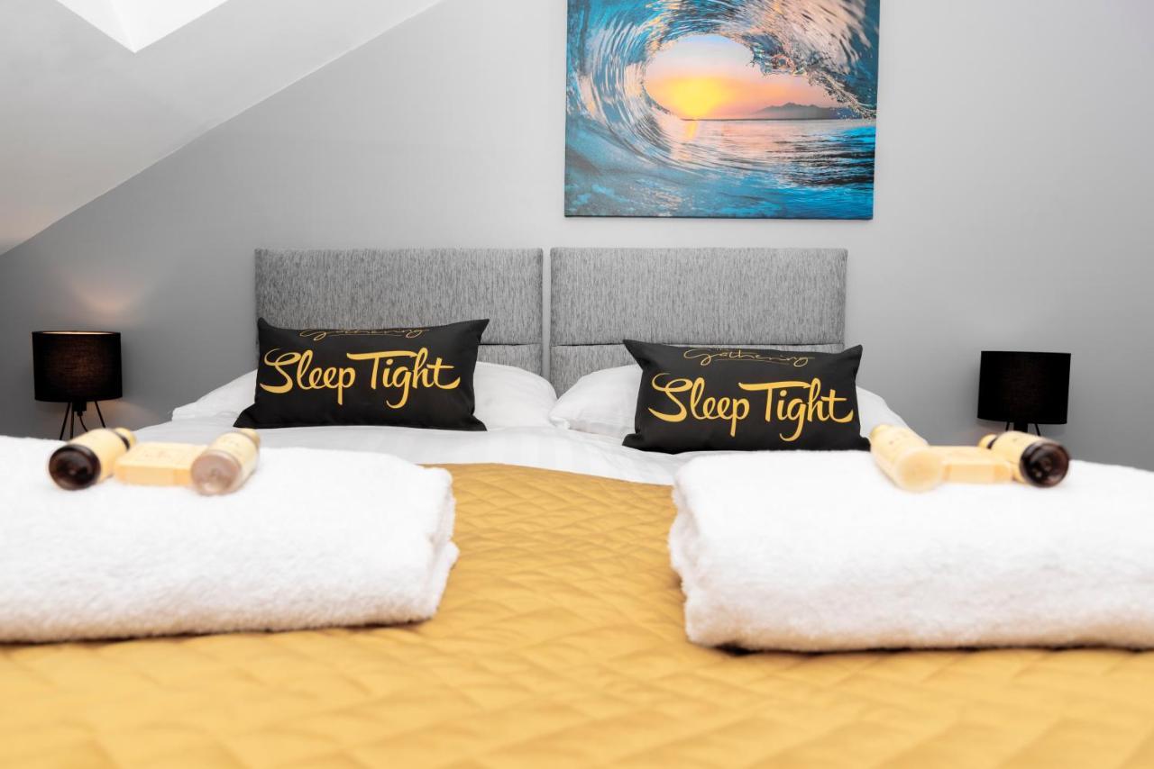 The Penthouse Gathering - Town Centre - Sleeps Up To 16 렉섬 외부 사진