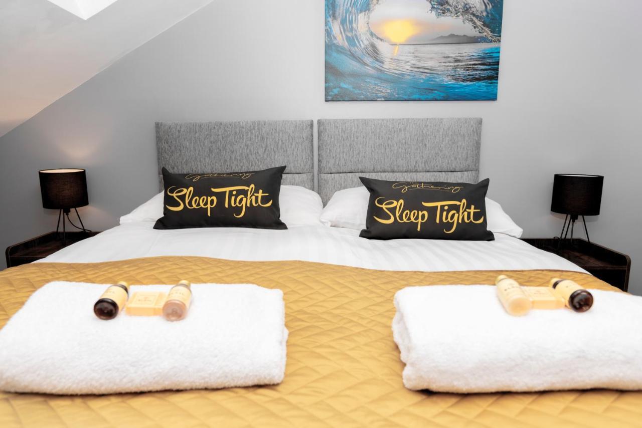 The Penthouse Gathering - Town Centre - Sleeps Up To 16 렉섬 외부 사진