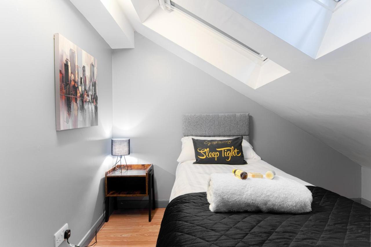 The Penthouse Gathering - Town Centre - Sleeps Up To 16 렉섬 외부 사진