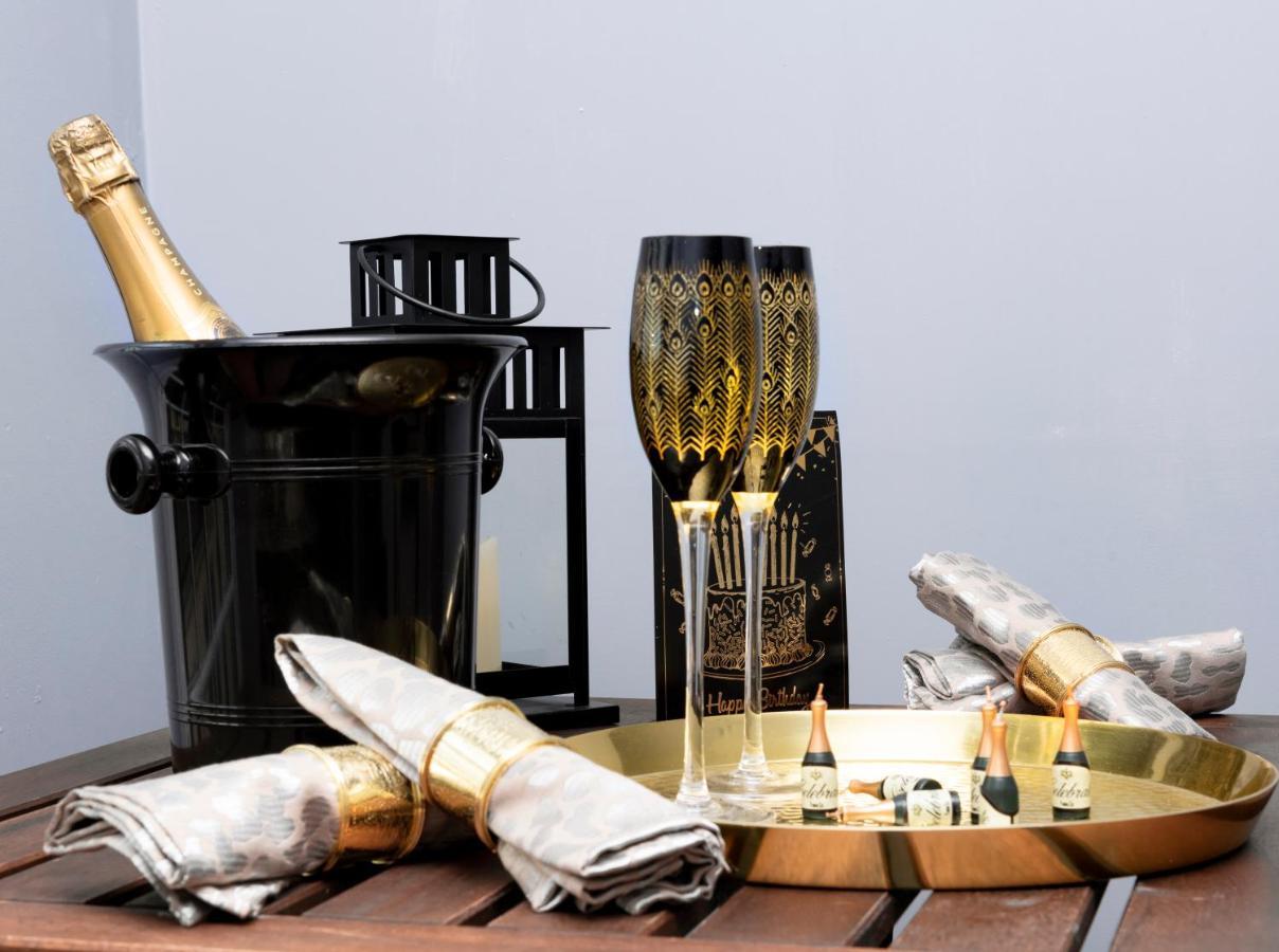 The Penthouse Gathering - Town Centre - Sleeps Up To 16 렉섬 외부 사진