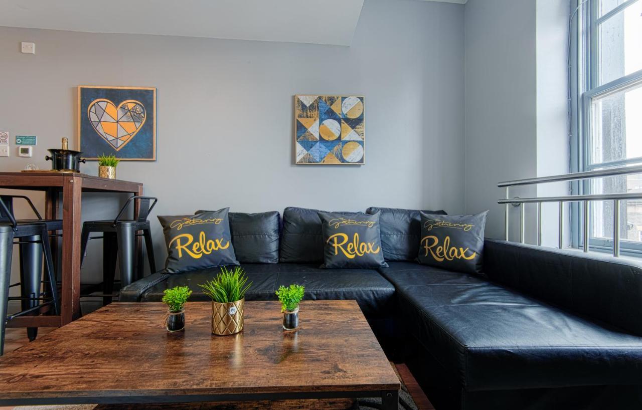 The Penthouse Gathering - Town Centre - Sleeps Up To 16 렉섬 외부 사진