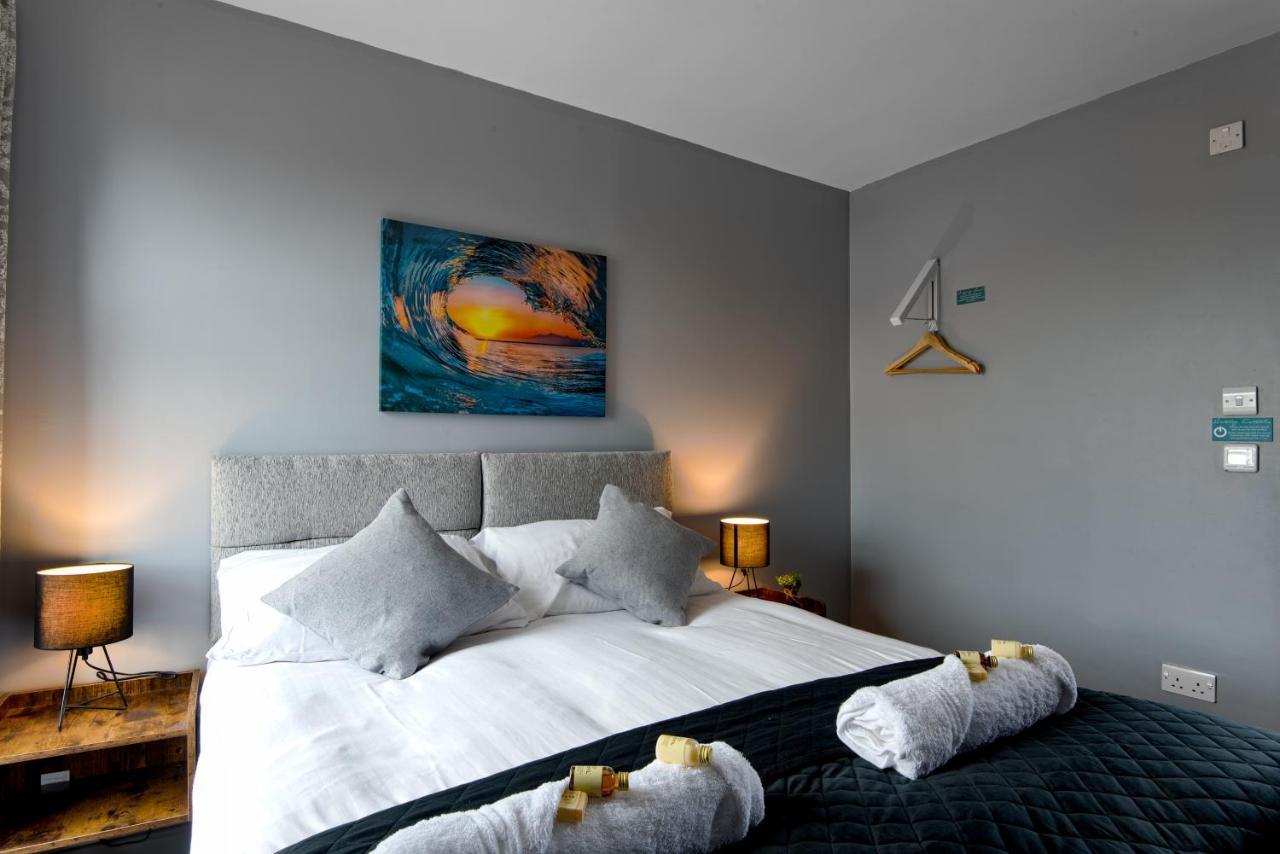 The Penthouse Gathering - Town Centre - Sleeps Up To 16 렉섬 외부 사진