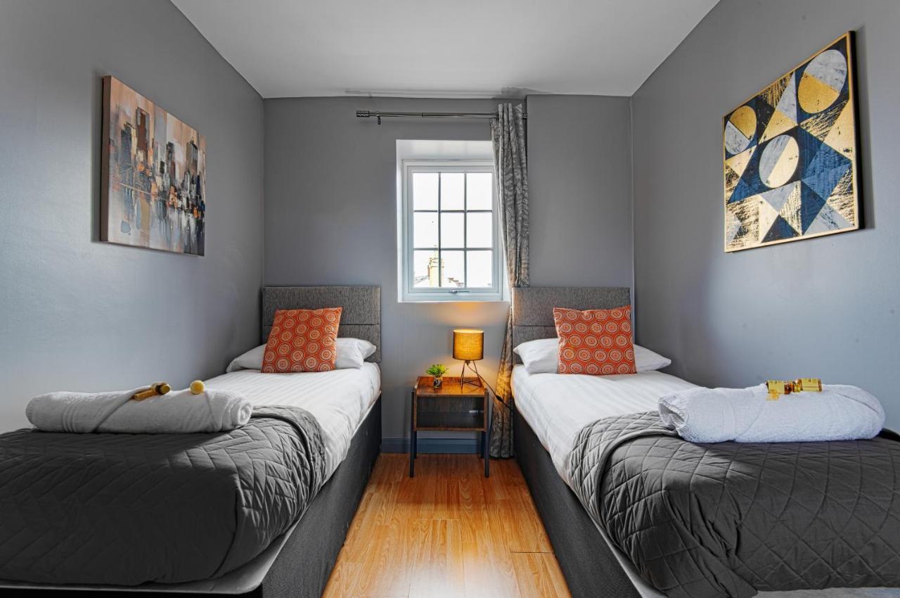 The Penthouse Gathering - Town Centre - Sleeps Up To 16 렉섬 외부 사진
