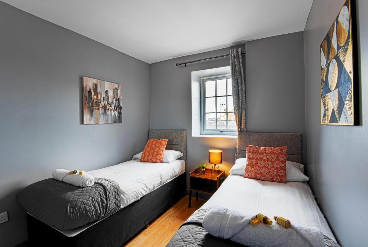 The Penthouse Gathering - Town Centre - Sleeps Up To 16 렉섬 외부 사진