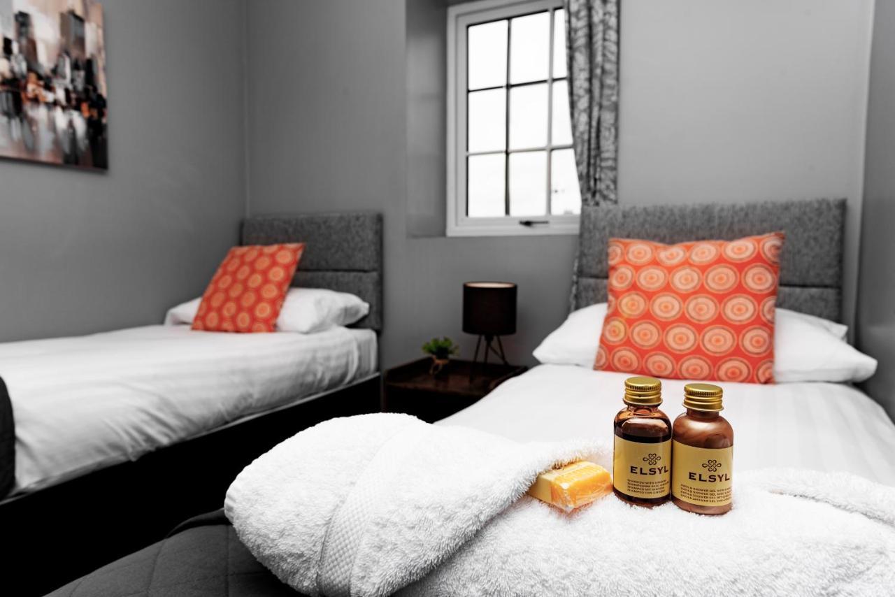 The Penthouse Gathering - Town Centre - Sleeps Up To 16 렉섬 외부 사진